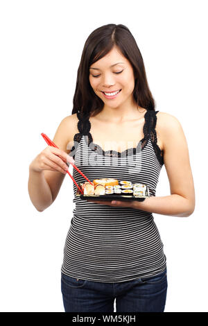 Sushi. Donna di mangiare take away sushi. Bellissimo modello isolato su sfondo bianco. Foto Stock