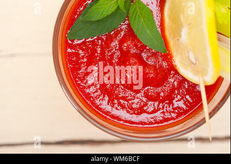 Freschi succhi di pomodoro Zuppa Gazpacho su un vetro bianco su tavola di legno Foto Stock