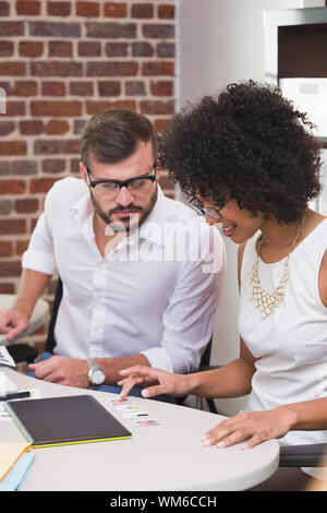 Due gli editor di foto al lavoro in ufficio Foto Stock