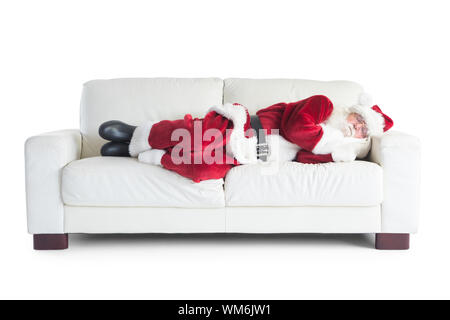 Babbo Natale dorme su un lettino su sfondo bianco Foto Stock