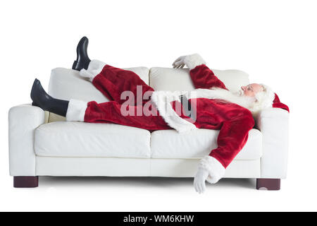 Babbo Natale dorme su un lettino su sfondo bianco Foto Stock