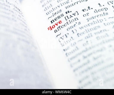 La parola 'amore' evidenziato in un dizionario Foto Stock