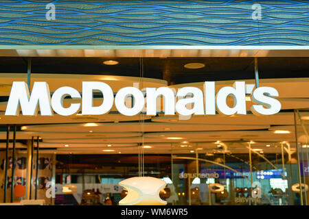 DUBAI, Emirati Arabi Uniti - circa Febbraio, 2019: McDonald's firmare al ristorante McDonald's in Dubai International Airport Foto Stock