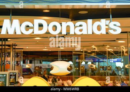 DUBAI, Emirati Arabi Uniti - circa Febbraio, 2019: McDonald's firmare al ristorante McDonald's in Dubai International Airport Foto Stock