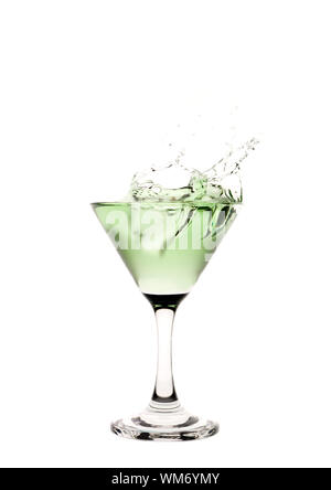 Verde di spruzzi di liquido in una coppetta Martini. Foto Stock