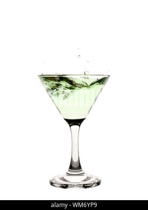 Verde di spruzzi di liquido in una coppetta Martini. Foto Stock