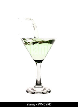 Verde di spruzzi di liquido in una coppetta Martini. Foto Stock