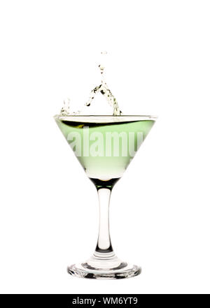 Verde di spruzzi di liquido in una coppetta Martini. Foto Stock