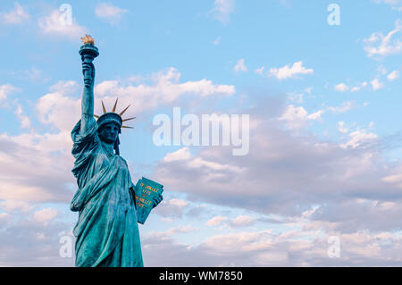 Statua della Libertà in Odaiba Tokyo - Giappone aginst bella blu del cielo della sera. Replica del monumento originale di New York. Con spazio di copia su un lato Foto Stock