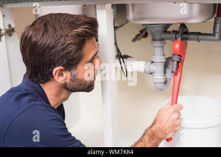 Plumber il fissaggio al di sotto del lavello in cucina Foto Stock