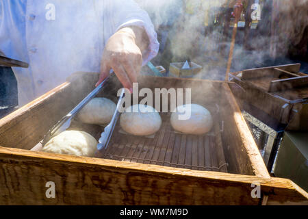 Nikuman - focaccine giapponesi al vapore, cibo di strada a Kyoto, Giappone Foto Stock