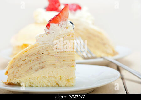 Crêpe pancake la torta con panna montata e fragola sulla parte superiore Foto Stock