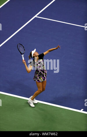 Flushing Meadows, New York, Stati Uniti - 4 settembre, 2019. Elise Martens del Belgio che serve a Bianca Andreescu del Canada durante i loro quarti corrisponde a US Open di oggi. Andreescu ha vinto in tre set di anticipo per le semifinali. Credito: Adam Stoltman/Alamy Live News Foto Stock