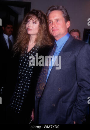 Westwood, CALIFORNIA, STATI UNITI D'AMERICA 28 novembre 1994 attore Michael Douglas e la moglie Diandra Luker frequentare Warner Bros Foto' "comunicazione" Premiere su Novembre 28, 1994 a Mann Bruin Theatre di Westwood, California, Stati Uniti d'America. Foto di Barry re/Alamy Stock Photo Foto Stock