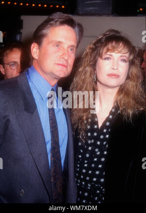 Westwood, CALIFORNIA, STATI UNITI D'AMERICA 28 novembre 1994 attore Michael Douglas e la moglie Diandra Luker frequentare Warner Bros Foto' "comunicazione" Premiere su Novembre 28, 1994 a Mann Bruin Theatre di Westwood, California, Stati Uniti d'America. Foto di Barry re/Alamy Stock Photo Foto Stock