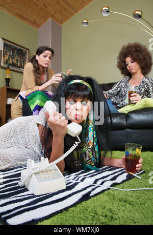 Sulky maturo femmina bianca tenendo il telefono e bere Foto Stock