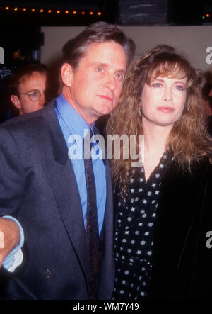 Westwood, CALIFORNIA, STATI UNITI D'AMERICA 28 novembre 1994 attore Michael Douglas e la moglie Diandra Luker frequentare Warner Bros Foto' "comunicazione" Premiere su Novembre 28, 1994 a Mann Bruin Theatre di Westwood, California, Stati Uniti d'America. Foto di Barry re/Alamy Stock Photo Foto Stock
