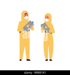 Gli scienziati giovane azienda di barili con cartello segnaletico uomo donna in tute di protezione lavora con sostanze chimiche pericolose la ricerca scienza concetto chimico Illustrazione Vettoriale