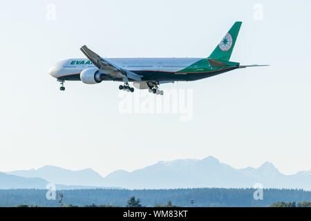 EVA Air Boeing 777 atterra in serata presso la panoramica Vancouver Intl. Aeroporto. Foto Stock