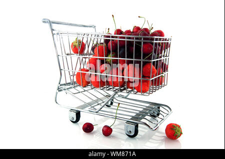 Carrello con fragole e ciliege Foto Stock