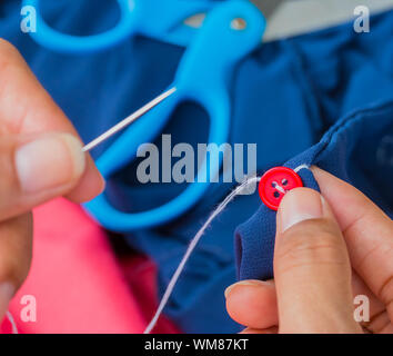 Pulsante cucitura mostra sartoria allacciare e personalizzare Foto Stock