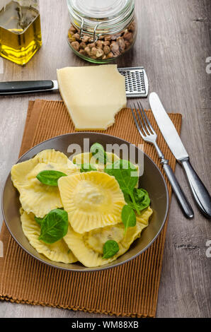 Ravioli fatti in casa ripieni di spinaci e ricotta, tutti a casa preparato Foto Stock