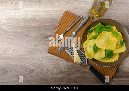Ravioli fatti in casa ripieni di spinaci e ricotta, tutti a casa preparato Foto Stock