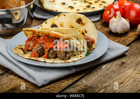 Naan indiano con polpette di carne e salsa di pomodoro con salsa piccante e esotici da pane naan indiano Foto Stock