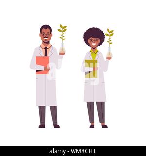 Gli scienziati giovane esaminando campioni di piante in tubi di test americano africano donna uomo in uniforme di effettuare esperimenti in laboratorio di genetica scienza ricerca Illustrazione Vettoriale