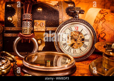 Vintage antico orologio da tasca. Vintage grunge ancora in vita. Foto Stock