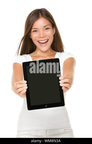 Tablet touch pad computer. La donna che mostra il touchpad schermo del tablet PC. Schermo e modello sono entrambi i taglienti. Allegro felice mixed-razza caucasica ragazza asiatica Foto Stock