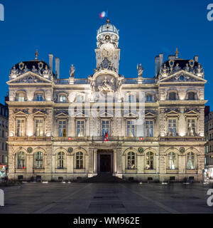 La famosa piazza Terreaux a Lione città di notte, Francia. Foto Stock