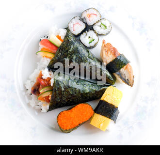 Set di sushi cucina giapponese tradizionale sulla piastra. Foto Stock