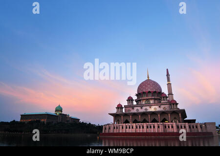 Putra moschea è la principale moschea di Putrajaya, Malaysia. Edificio sulla sinistra è Perdana Putra che è il primo ministro della Malaysia, dell'ufficio. Foto Stock