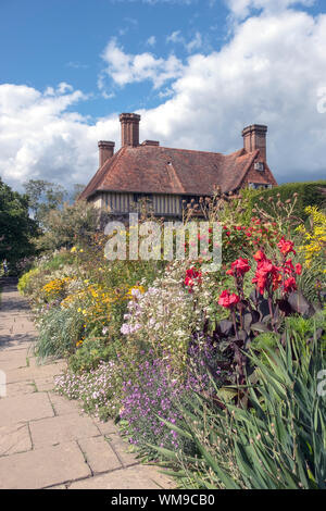Great Dixter giardino e casa, la casa del celebrato architetto di giardini e scrittore Christopher LLoyd, Northiam, East Sussex, Regno Unito Foto Stock