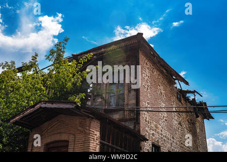 Vecchio abbandonato fatiscente casa di pietra Foto Stock