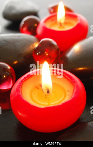 Romantica decorazione candela mostra spa o sensazione di natale Foto Stock