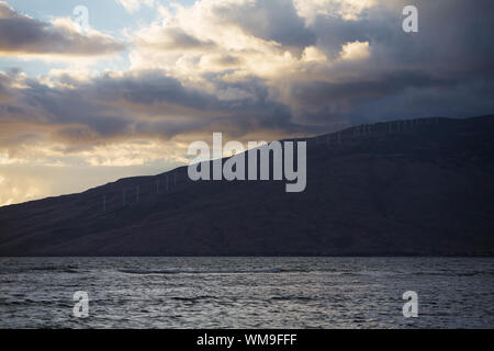 Mulini a vento sulla bellissima isola di Hawaii accanto a Ocean Foto Stock