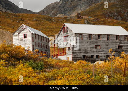 Buldings storico in autunno paesaggio, indipendenza miniera, Hatcher Pass, Alaska Foto Stock