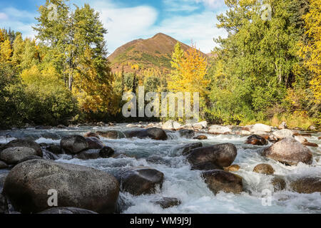 Vista la piccola su fiume e le montagne, Hatcher Pass strada panoramica, Alaska Foto Stock