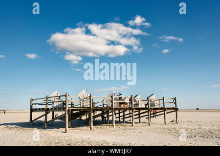 Immagine della spiaggia con sedie in Germania settentrionale Foto Stock