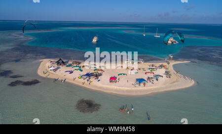 Vista aerea del kite surf e wind surf a Los Roques Foto Stock