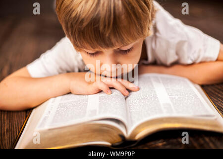 Little Boy studiare le scritture. Foto Stock