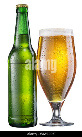 Bicchiere di birra e verde bottiglia di birra con gocce isolati su sfondo bianco. Percorso di clipping. Foto Stock
