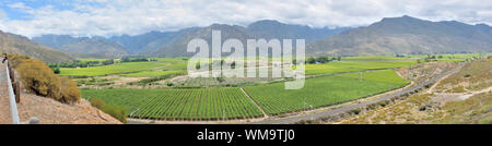 Vista panoramica ad ovest dalla N1 strada verso le montagne del dado esagonale sulla Valle del fiume nella provincia del Capo occidentale del Sud Africa Foto Stock