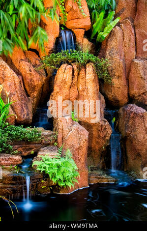 Giardino giapponese cascate, otturatore lento. Foto Stock