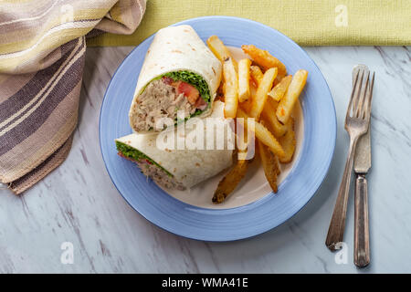 Insalata di tonno sandwich wrap con patate fritte Foto Stock