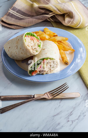 Insalata di tonno sandwich wrap con patate fritte Foto Stock