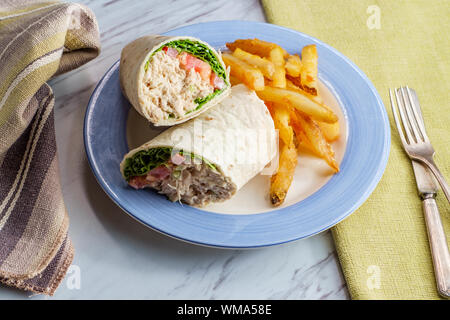 Insalata di tonno sandwich wrap con patate fritte Foto Stock