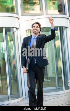 Imprenditore motivato la punzonatura l'aria Foto Stock